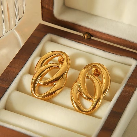 Macy’s Gold Geometric Earrings with Interlocking Ovals - Picture 1 of 3